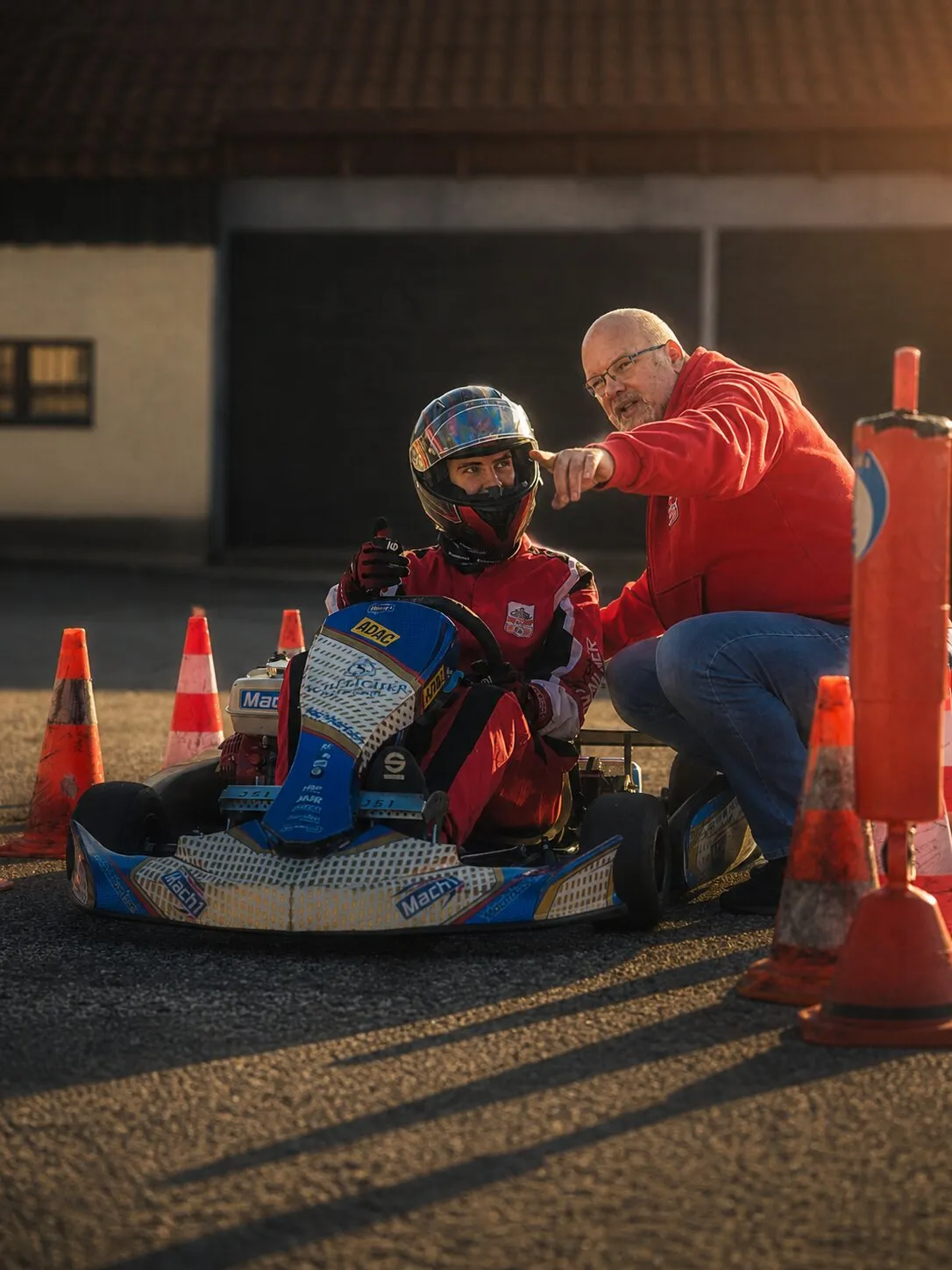 Junger Pilot lenkt ein Slalom-Kart durch eine Pylonengasse