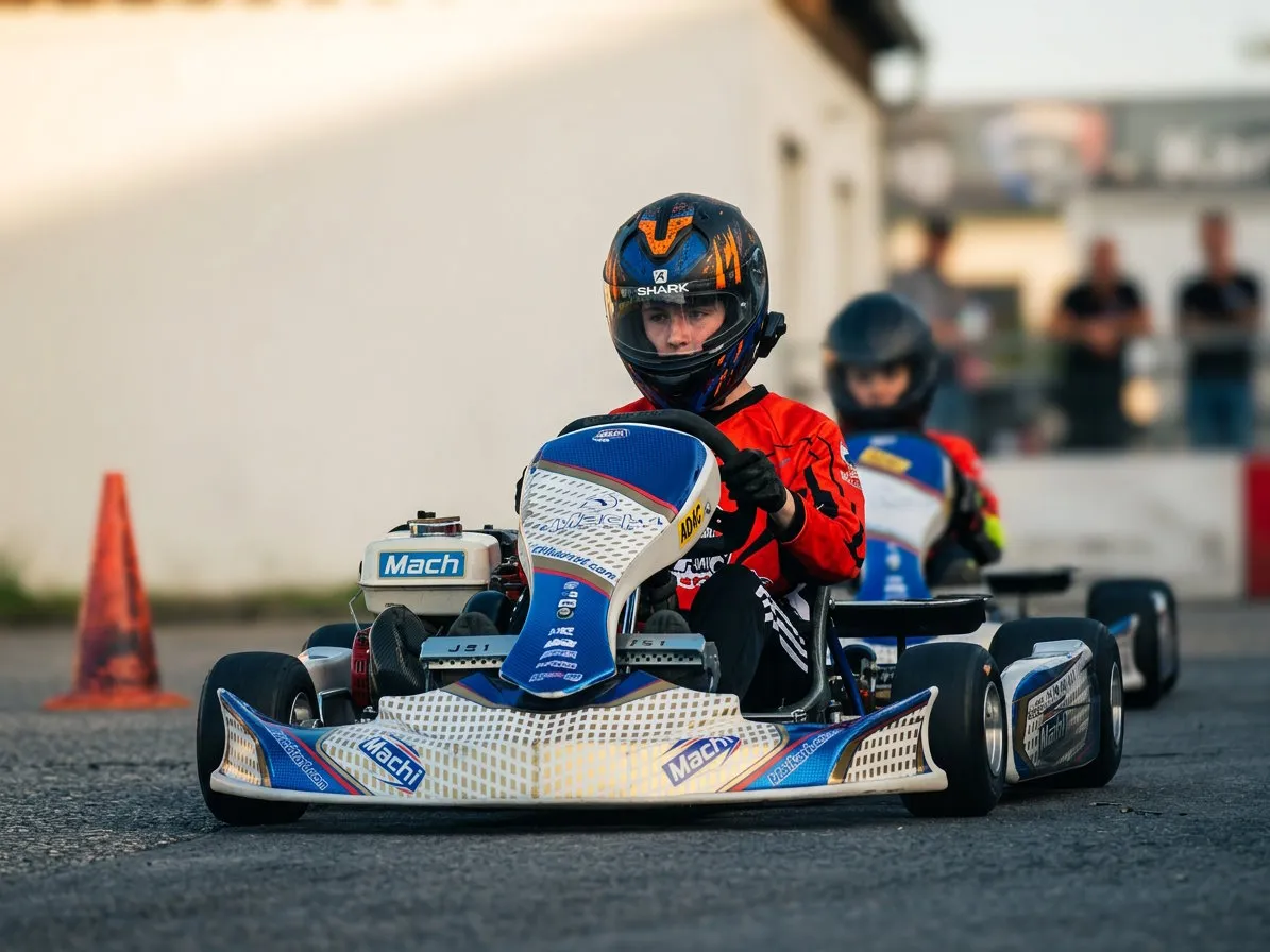 Junge Kart-Slalom-Pilot:innen am Start