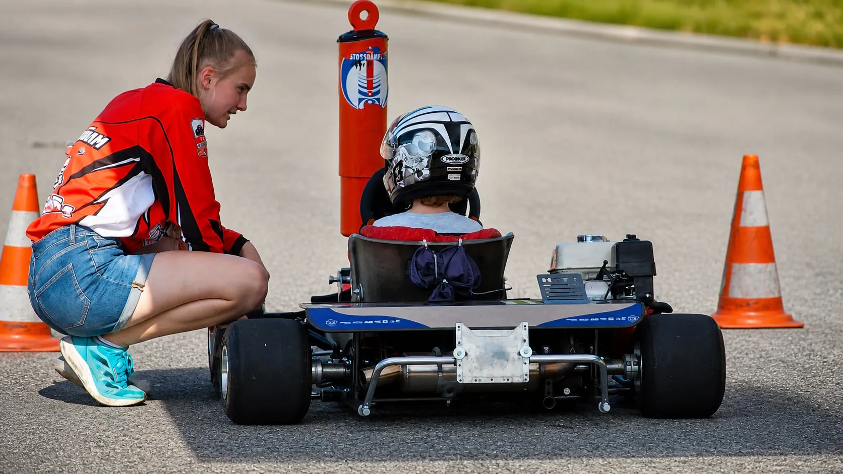Junger Pilot in voller Fahrt auf der Slalomstrecke