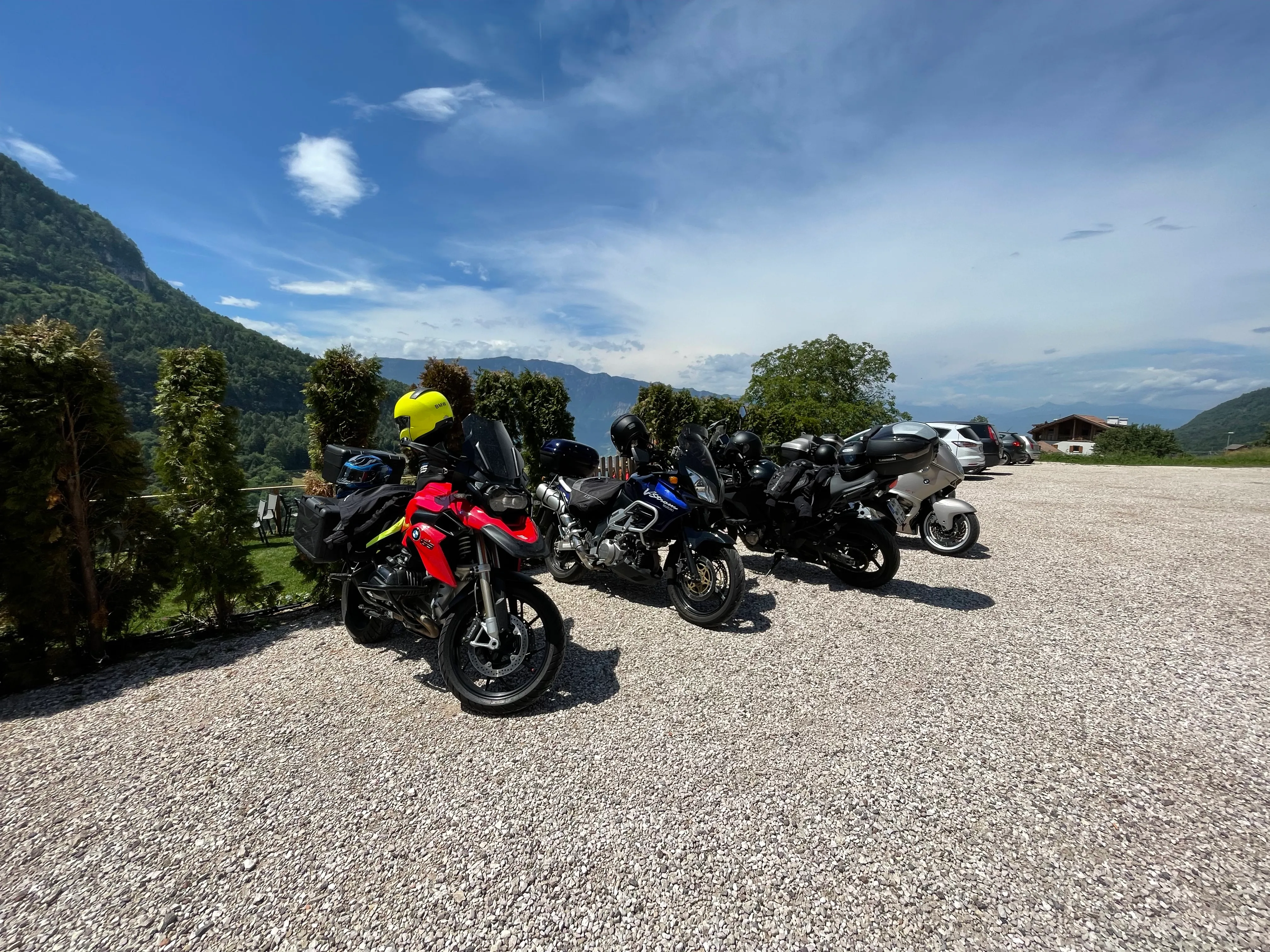 Aussichtspunkt mit Motorrädern und Bergpanorama