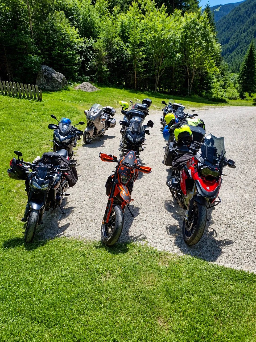 Motorrad auf einer Passstraße