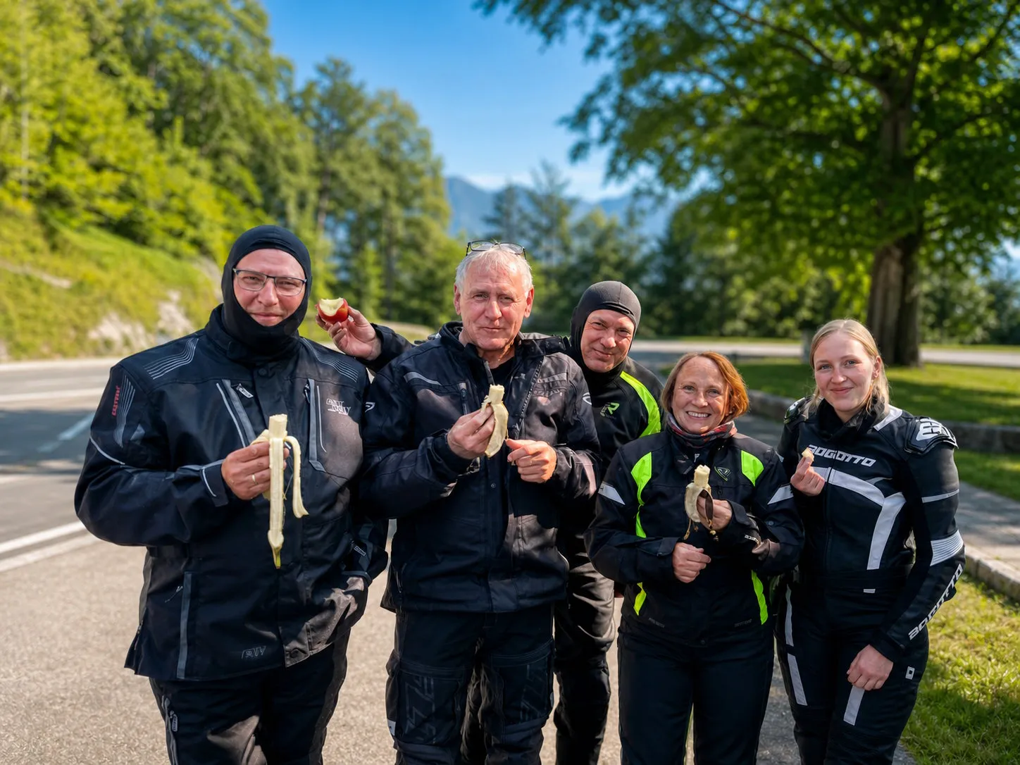 Motorräder vor einer bayerischen Kapelle
