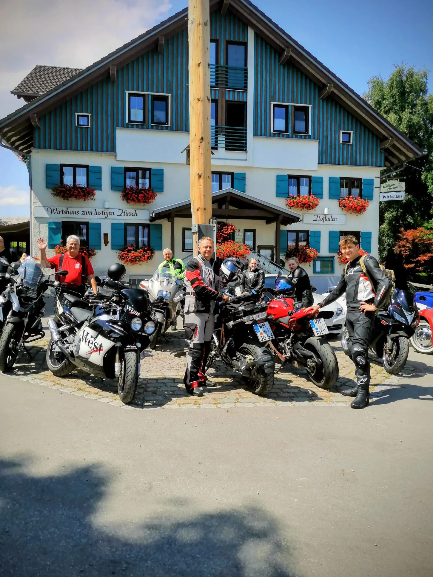 Touristik-Gruppe mit Motorrädern vor dem Wirtshaus zum lustigen Hirsch