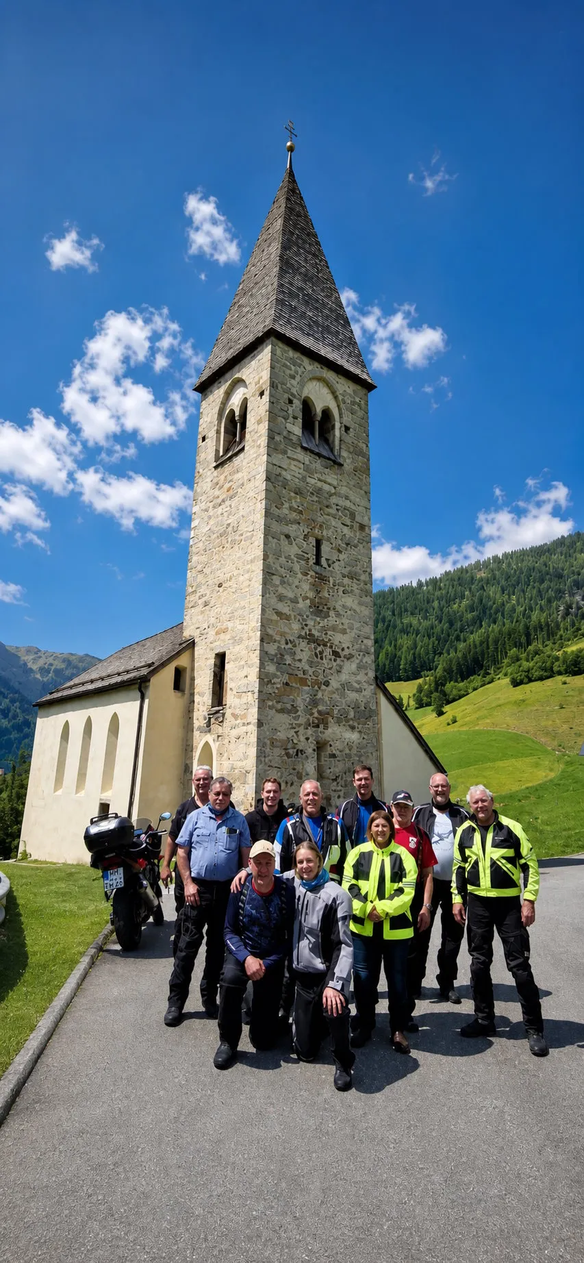Geparkte Motorräder bei einer Touristik-Tour