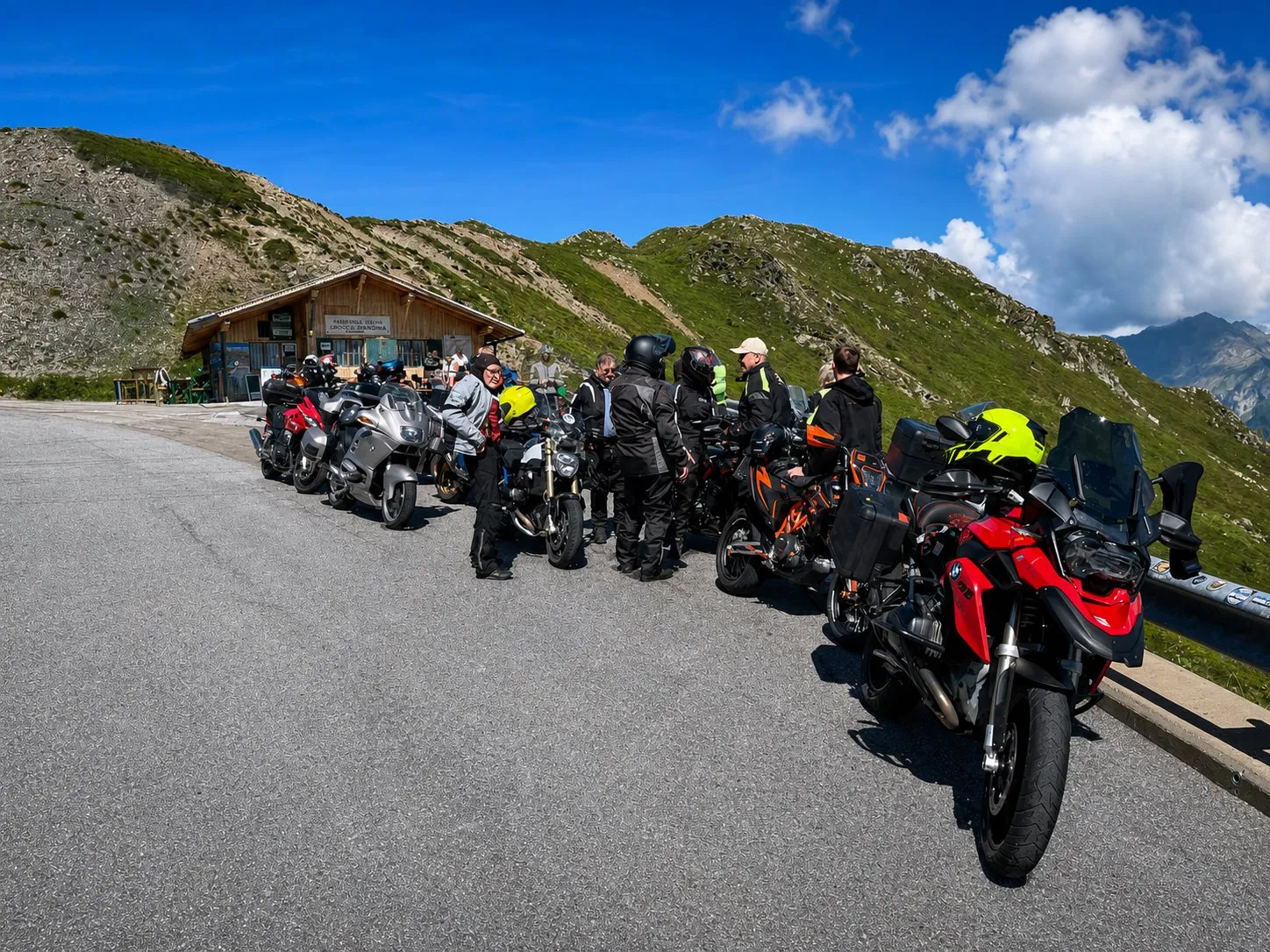 Motorradausfahrt auf einer kurvigen Landstraße