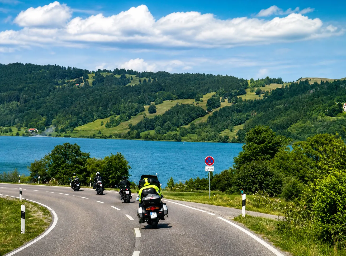 Touristik-Mitglieder mit Motorrädern in Bayern